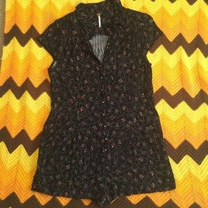 Free People floral romper button up w POCKETS! XS